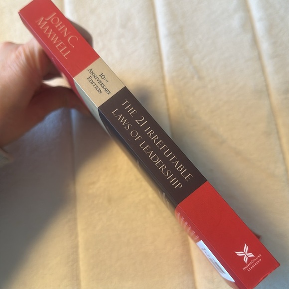 The 21 Irrefutable Laws of Leadership: Follow Them and People Will Follow You - Picture 2 of 4